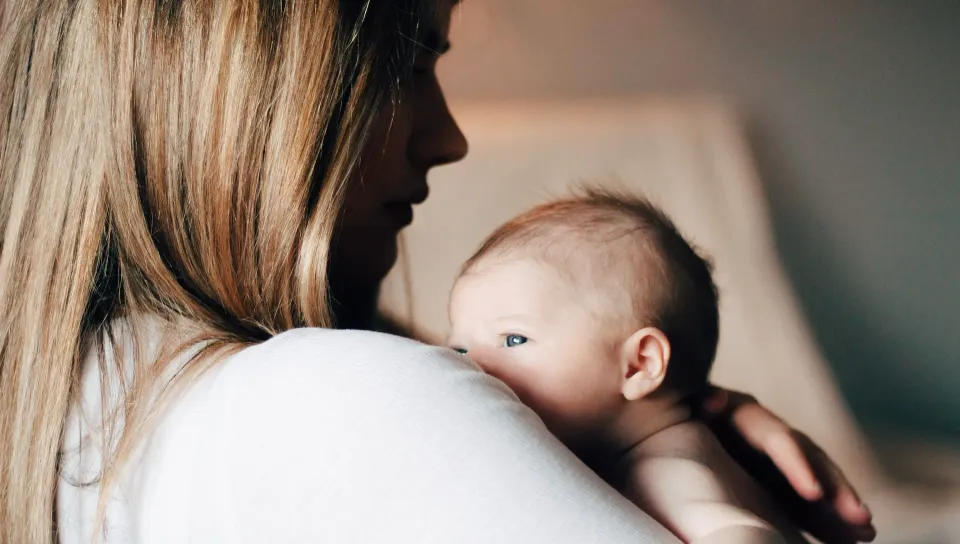 Mammaträning med bebis, det går även att använda det lilla barnet som vikt och då finns speciella klasser av mammaträning för detta.