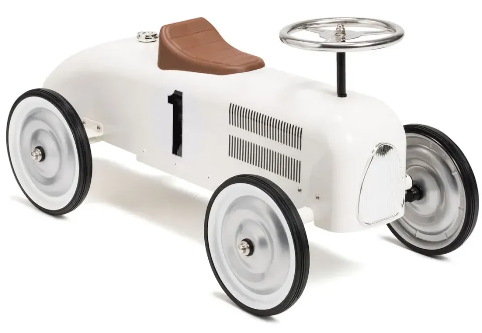 Mini Speeders Classic Gåbil är en utmärkt födelsedagspresent till en tvååring tycker vi. Den kommer både vara användbar och en fin inredningsdetalj i barnrummet.