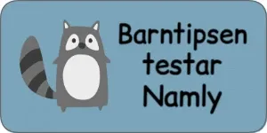 Exempel på namnlapp från Namly Design. Man kan välja både färg, stil på text och motiv vid sidan.