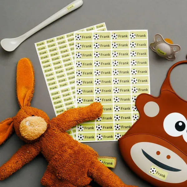 Exempel på namnlappar från Namnlappskungen. De kan fästas på leksaker, kläder, nappar och saker till förskolan. Förhållandevis billigt pris och ett bra köp.