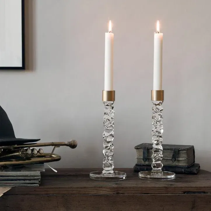 Orrefors Carat ljusstake med gravyr är en exklusiv doppresent för den som vill ge bort elegans. En dopgåva med namn som håller länge.