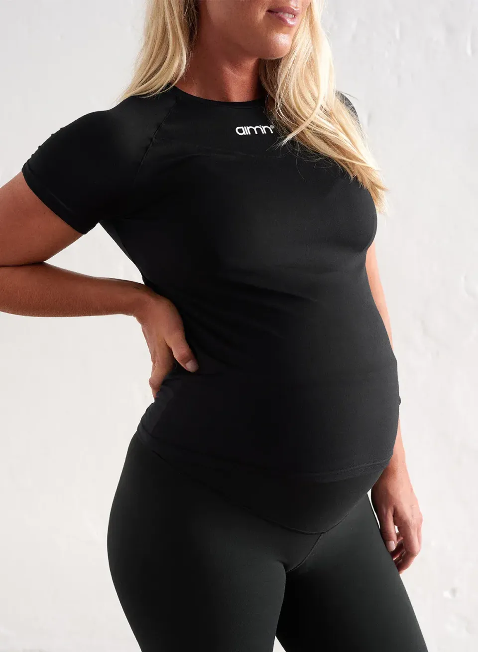 Soft Basic Maternity Short Sleeve är en topp för gravida som vill kunna träna. Denna träningströja är elastisk och följsam vid magen, samtidigt som tyget är mycket mjukt och fuktavvisande.