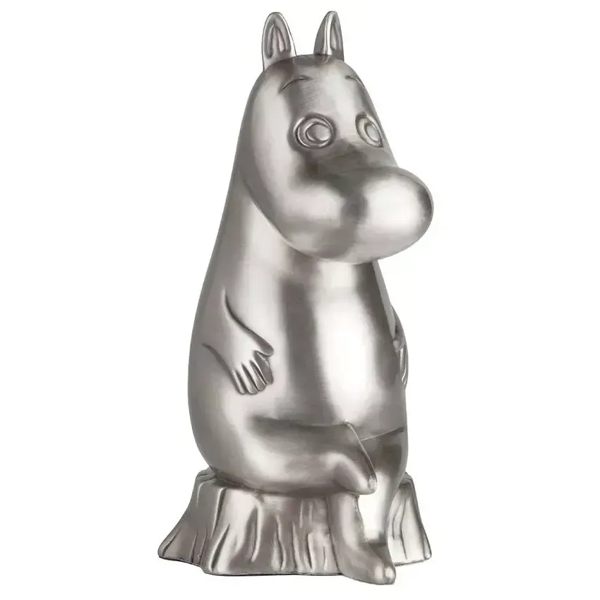 Sparbössa är en perfekt doppresent som symboliserar framtiden. Denna modellen är i tenn med Mumin som motiv.