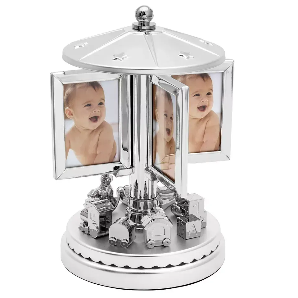 Speldosa i silver är ett hett tips på doppresent till både pojkar och flickor. Denna modell är i silver och kan visa fyra bilder.