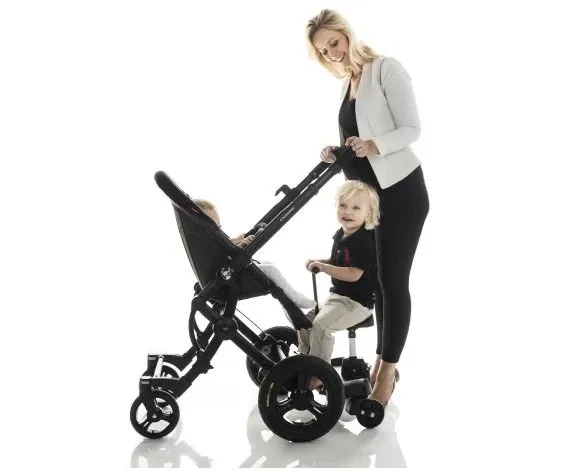 Ett barn som sitter på en ståbräda med sits.