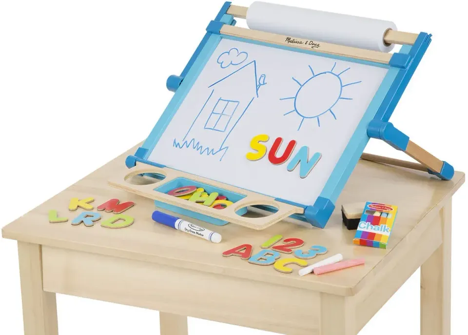 Ett fint staffli tillhör kategorin bästa present till 3 åring tycker vi. Här ges möjlighet att måla på både grafittavla och whiteboard.