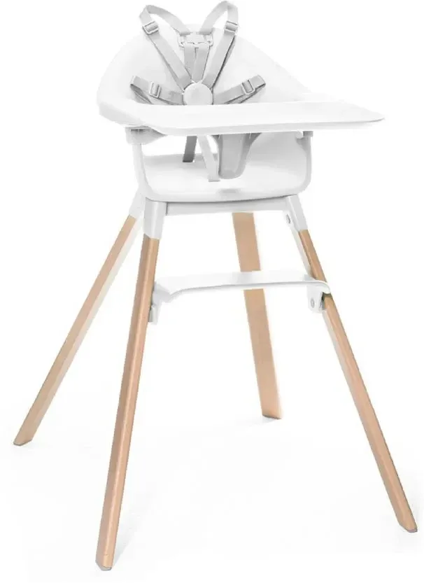 Stokke Clikk är en lätt och hoppfällbar matstol för barn som passar utmärkt för resor. Den väger under 4 kg och kan flyttas på utan större bekymmer.