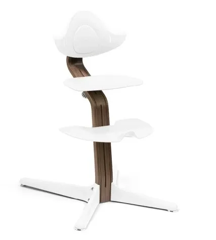Stokke Nomi är en vit matstol för barn, som vi anser är den bästa modellen i premiumklassen. Den är gjord av trä och plast och passar både bebisar och äldre barn.