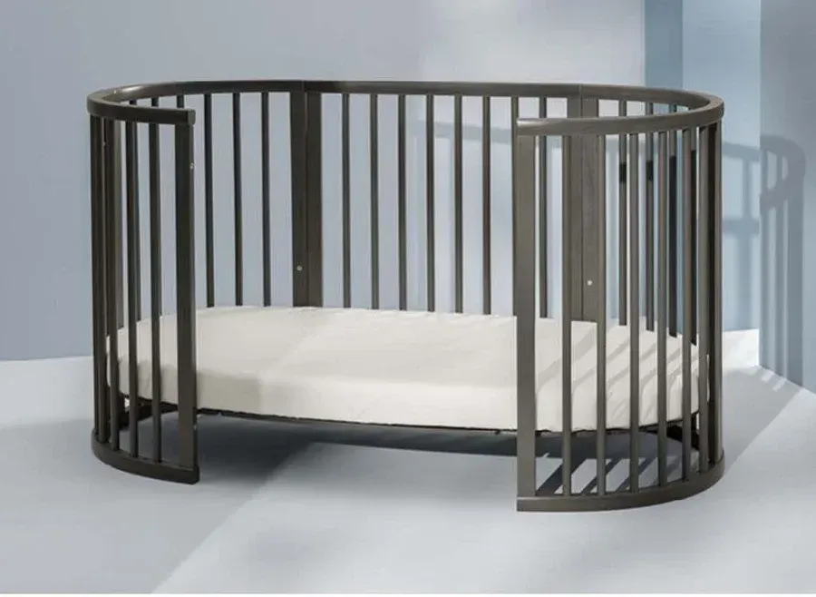 Stokke Sleepi Spjälsäng med hjul kan göras om till en juniorsäng när barnet växer.