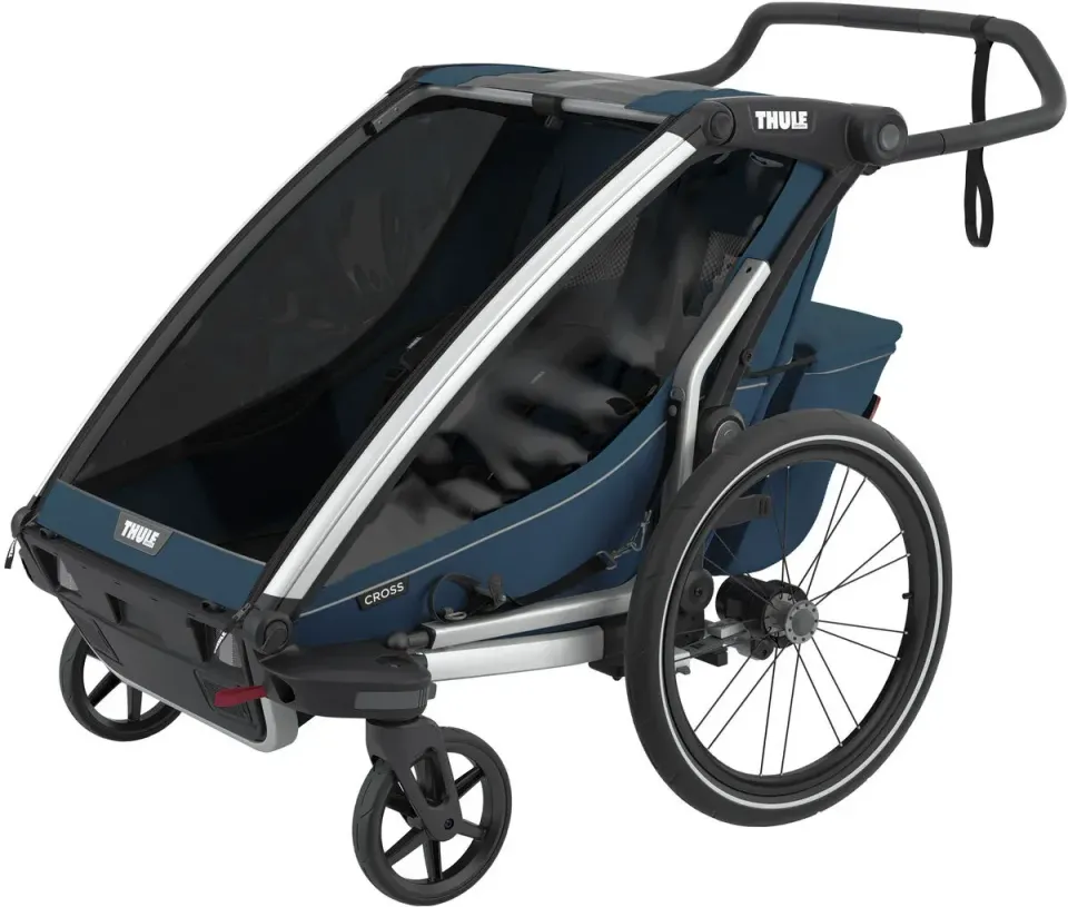Thule Chariot Cross 2 när den står på egna hjul, den kan köras som en vanlig vagn men även fästas på cykeln.