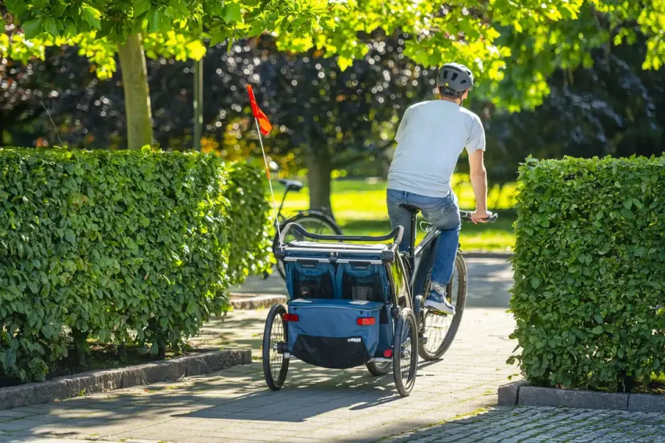 Vi tycker Thule Chariot Cross 2 är den bästa allround cykelvagnen just nu. Den passar både aktiva familjer och de som är mer vardagliga.
