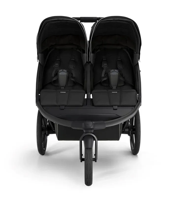 Thule Urban Glide 3 framifrån, här ser man de bekväma sätena och de stora hjulen. Som tillsammans med fjädringen ger en utmärkt komfort även vid tuff terräng.