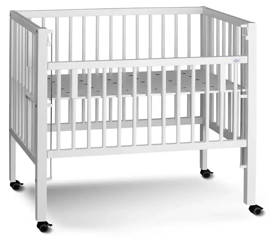 tiSsi MAXI Bedside Crib med smidiga hjul och extra stor liggyta.
