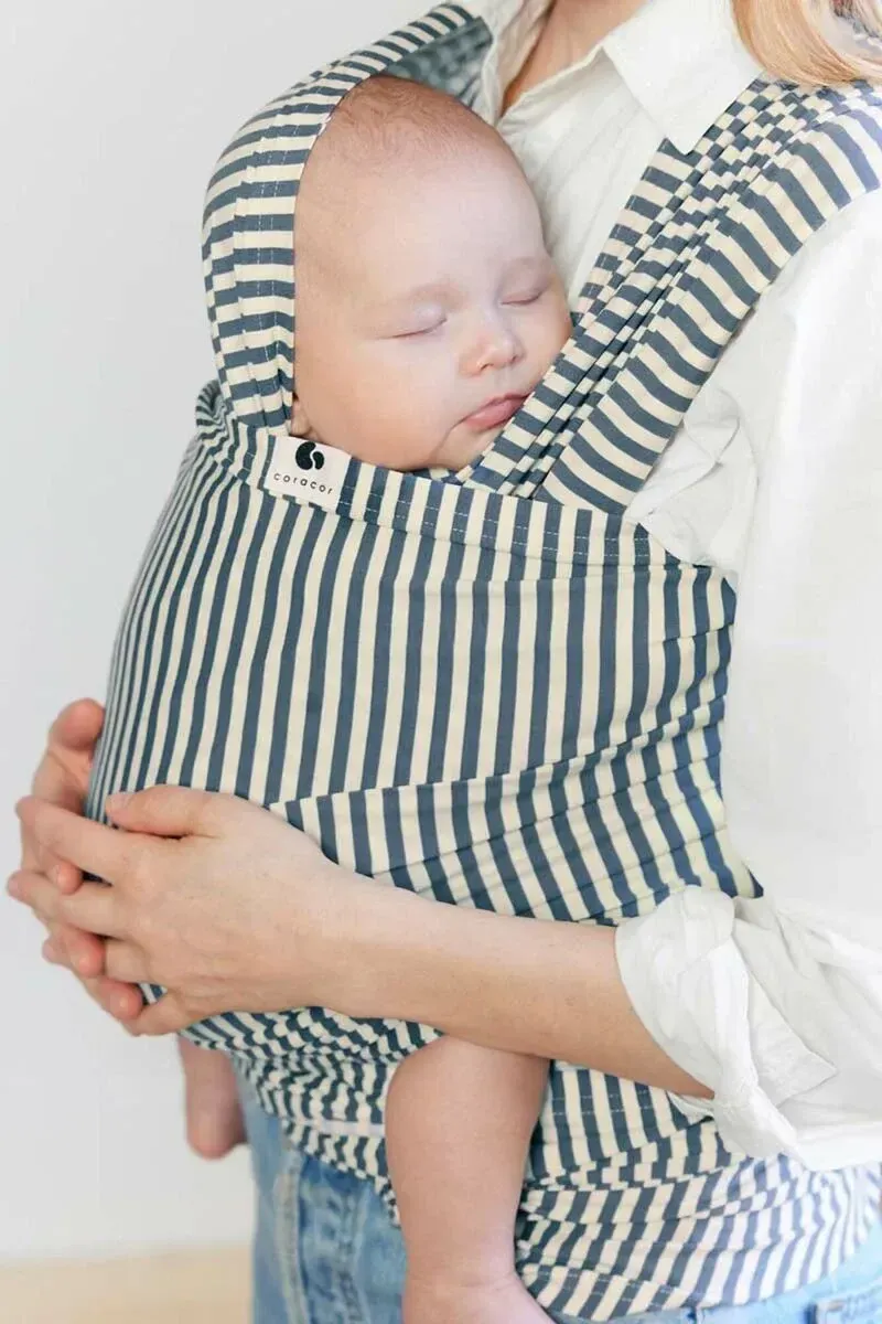 Ett exempel på en trikåsjal. Här med en sovande bebis mot sin mamma.