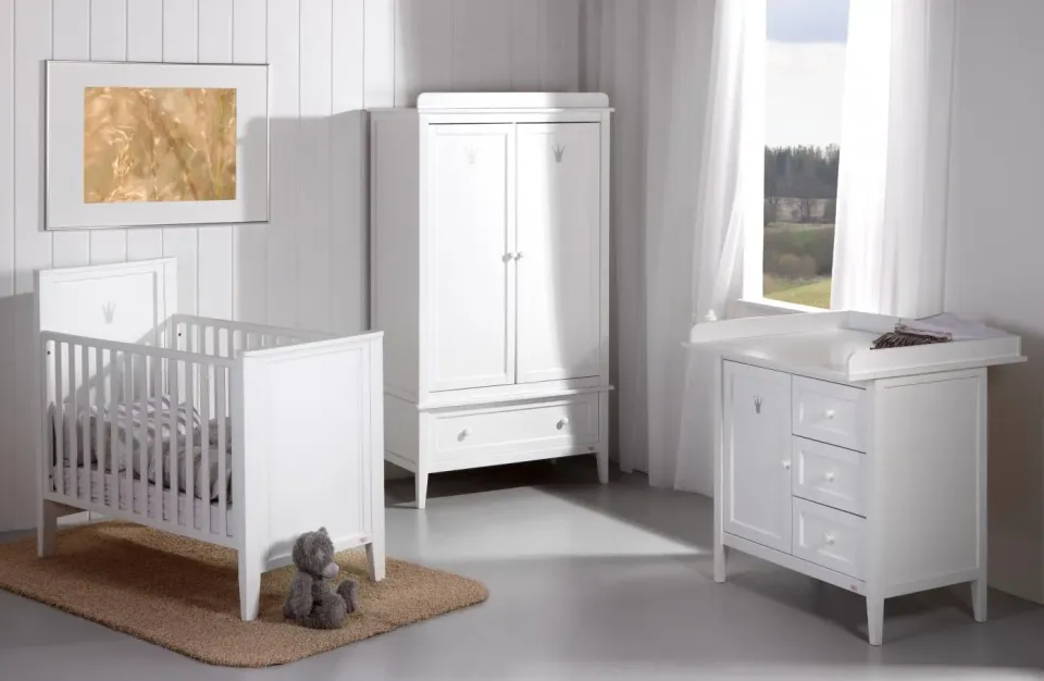 Troll Royal spjälsäng tillsammans med andra produkter ur Royal-sortimentet.