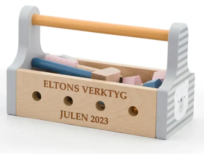 En personlig Verktygslåda i trä med namn är en perfekt present till en 2 åring som har allt.